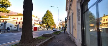 NEGOZIO DUE VETRINE E 2 POSTI AUTO IN VENDITA - V000605